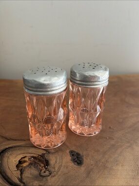 Windsor Diamond Pink Depression Glass Salt/Pepper Shakers Jeanette  silver lids